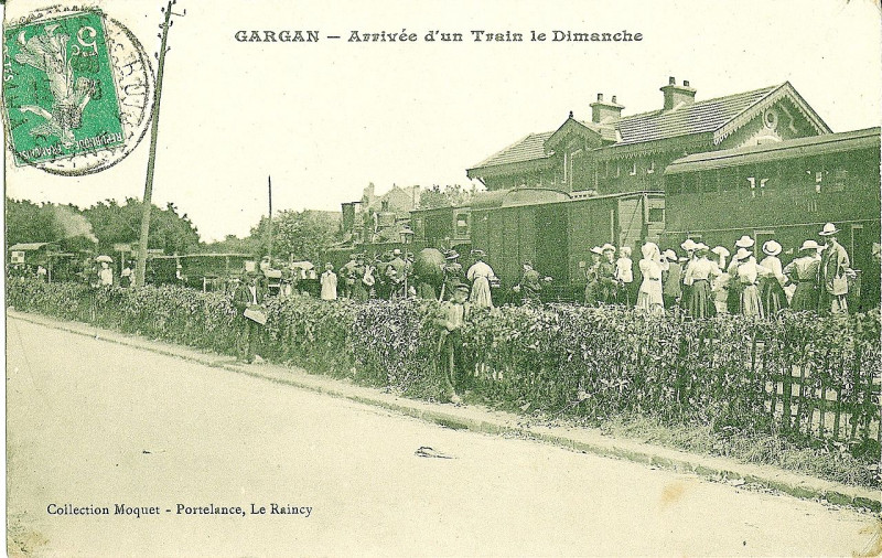 Carte postale ancienne Gargan - Arrivée d'un train le Dimanche