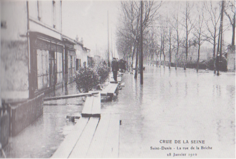 Carte postale ancienne Saint-Denis - Crue de la Seine 1910