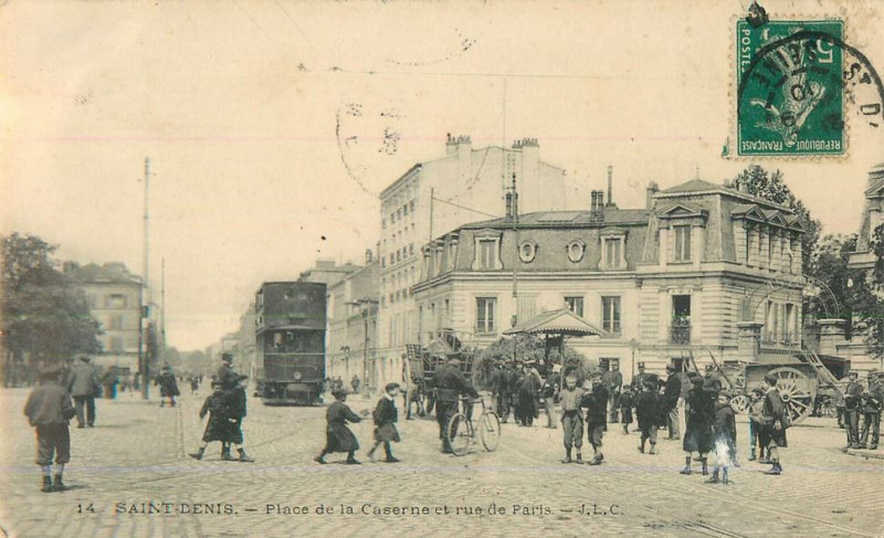 Carte postale ancienne Saint-Denis.Place de la Caserne.Rue de Paris