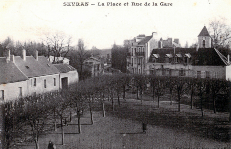 Carte postale ancienne Sevran - La place et Rue de la gare