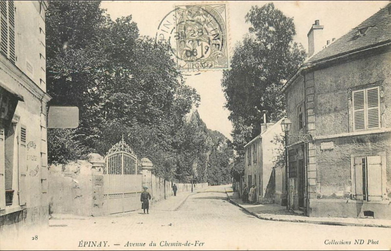 Carte postale ancienne Epinay.Avenue du Chemin de Fer