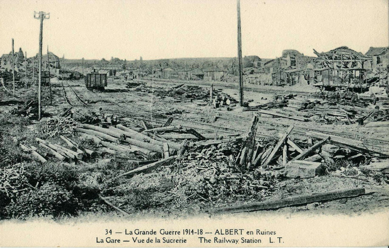 Carte postale ancienne Lt 34 - La Grande Guerre 1914-1918 - Albert en ruines - La Gare - Vue de la Sucrerie - The Railway Station