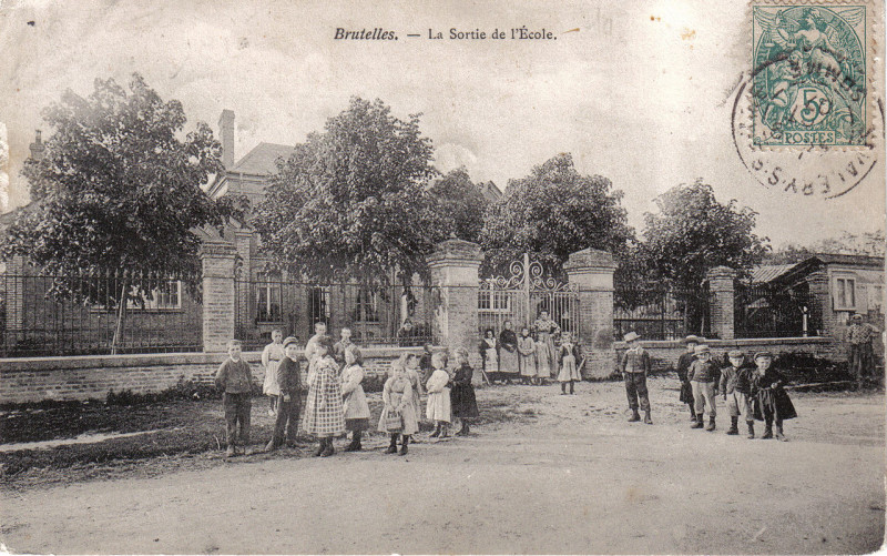 Carte postale ancienne La sortie d'ecole