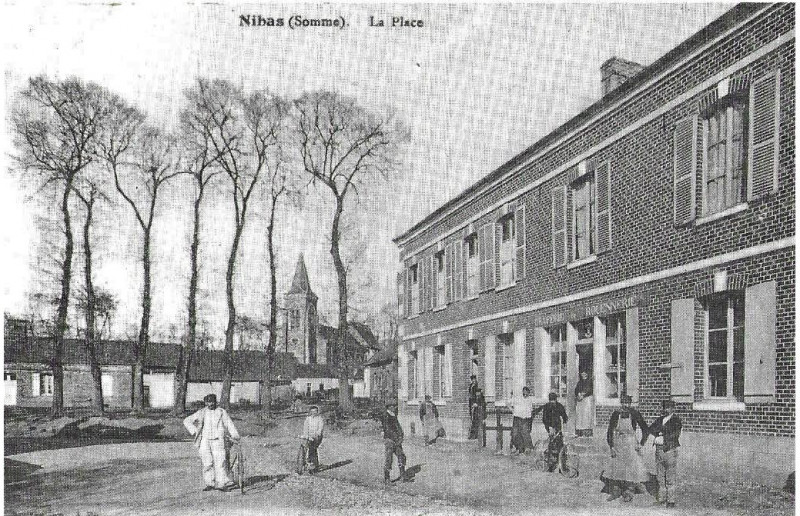Carte postale ancienne Nibas, la place