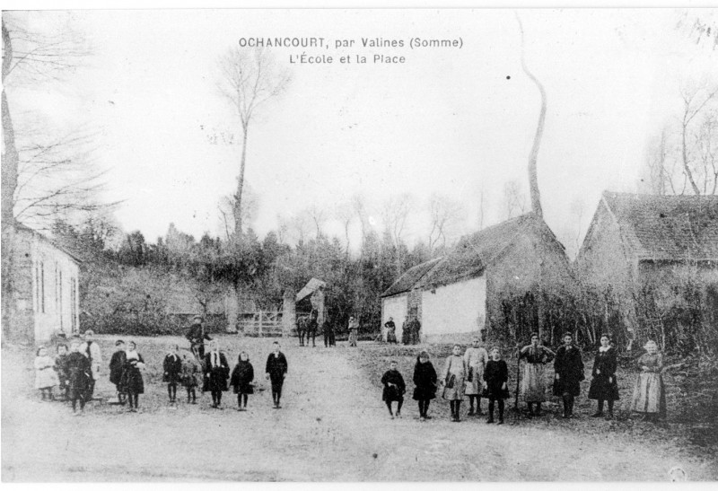 Carte postale ancienne Ochancourt, Somme, fr, école et place