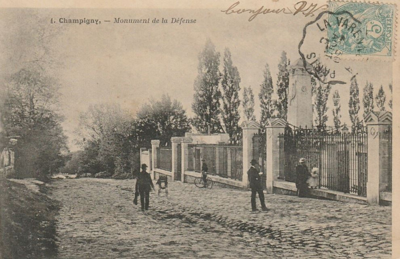 Carte postale ancienne Champigny.Monument de la Défense