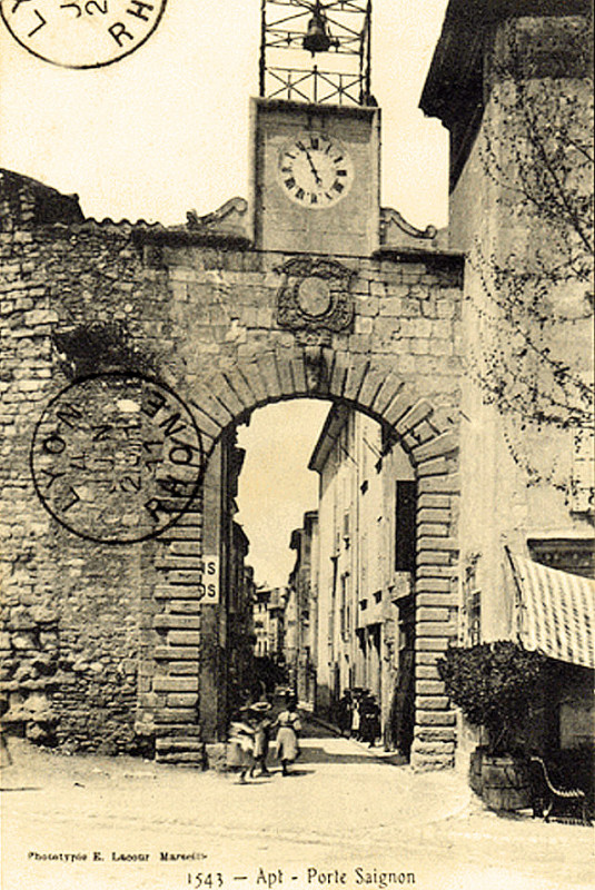 Carte postale ancienne Apt 02 porte de Saignon