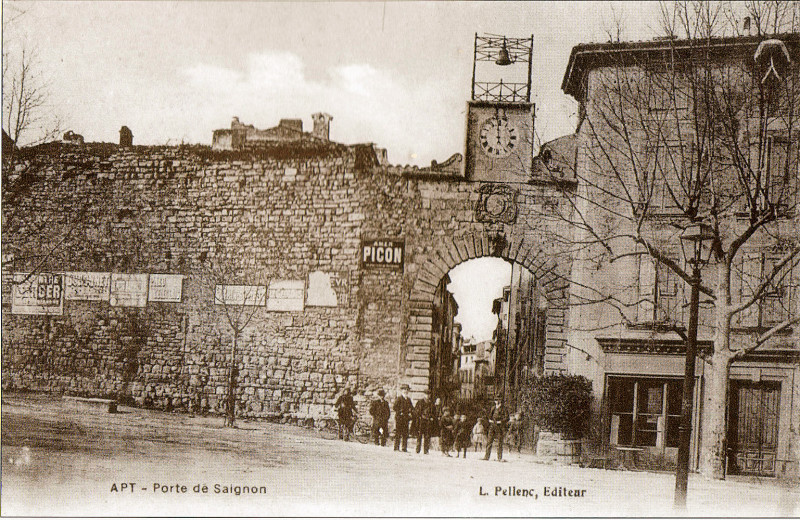 Carte postale ancienne Apt 05 Rempart et porte de Saignon