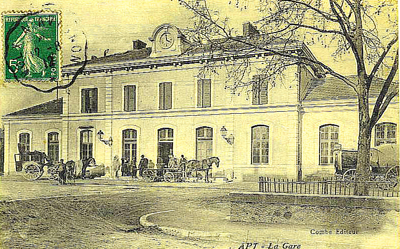 Carte postale ancienne Apt Attelages devant la gare