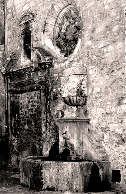 Carte postale ancienne Apt Chapelle Sainte Catherine et fontaine