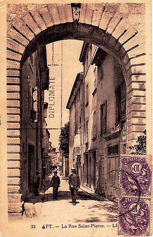 Carte postale ancienne Apt début de la rue Saint-Pierre
