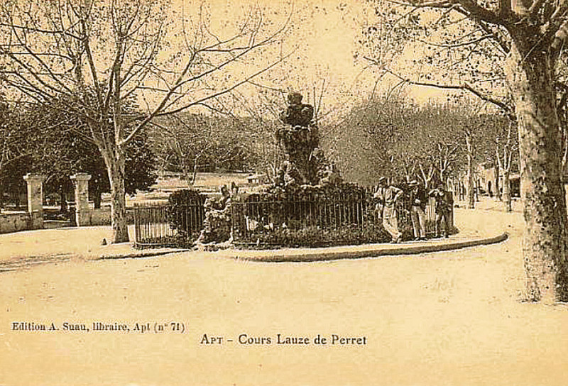 Carte postale ancienne Apt Fontaine de l'Eléphant sur le Cours