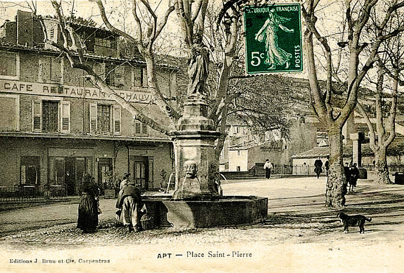 Carte postale ancienne Apt fontaine du Saint-Pierre