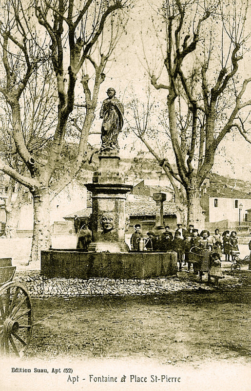 Carte postale ancienne Apt fontaine et place Saint-Pierre