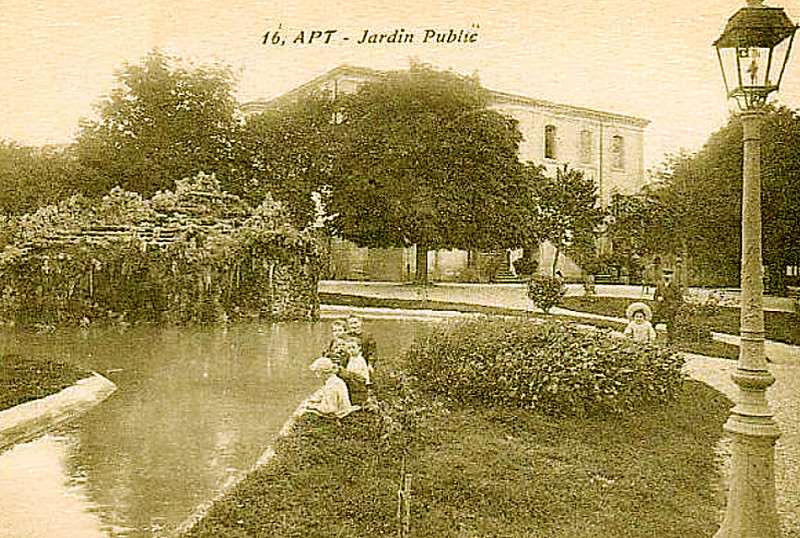 Carte postale ancienne Apt jardin public
