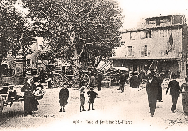 Carte postale ancienne Apt marché place Saint Pierre