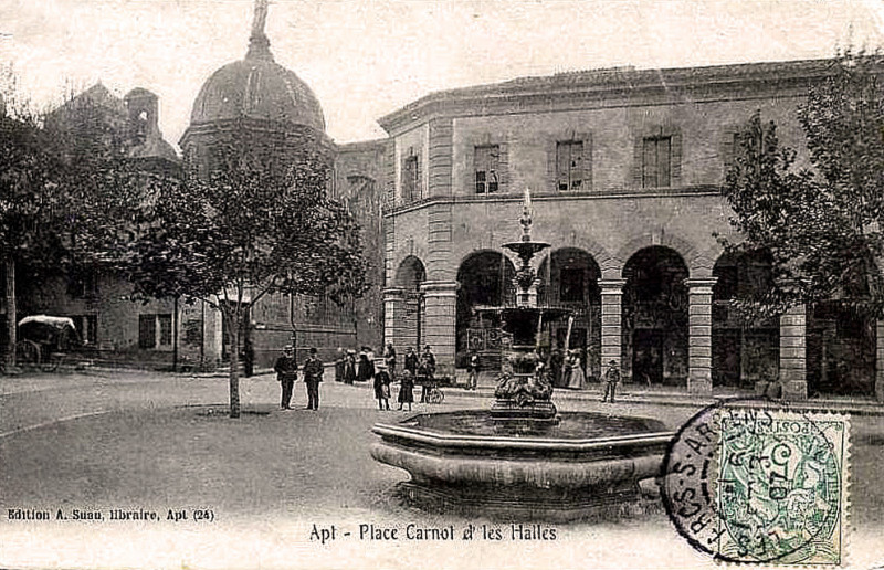 Carte postale ancienne Apt Place Carnot et les Halles