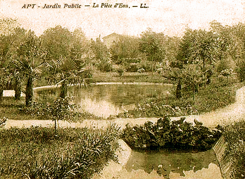 Carte postale ancienne Apt pland'eau du jardin public