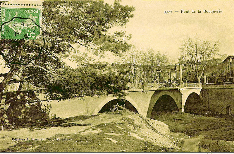 Carte postale ancienne Apt Pont de la Bouquerie 01