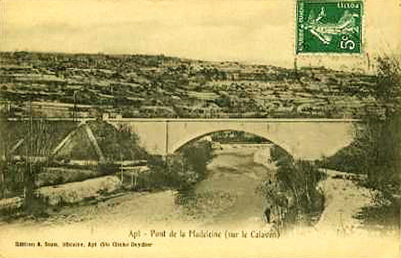 Carte postale ancienne Apt Pont de la Madeleine sur le Calavon