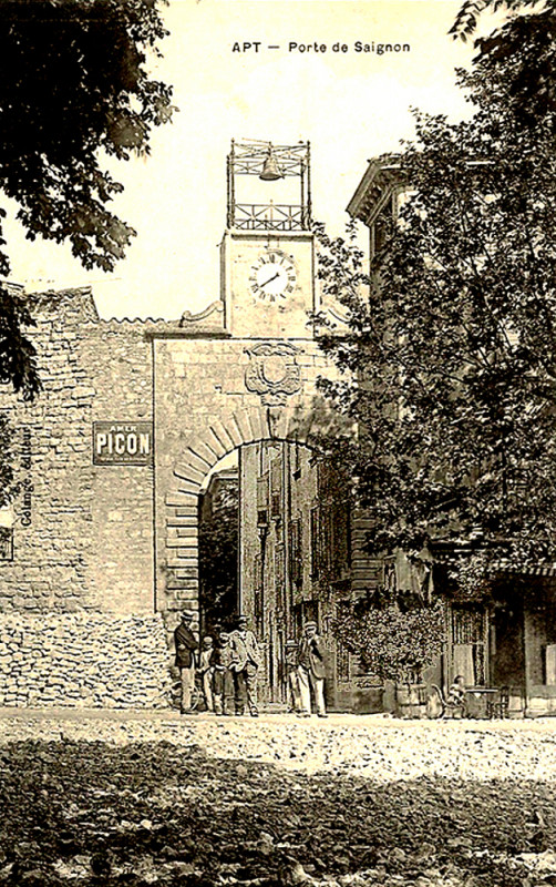 Carte postale ancienne Apt porte de Saignon et rue Saint-Pierre
