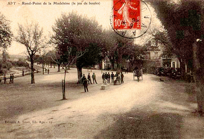 Carte postale ancienne Apt rond-point de la Madeleine