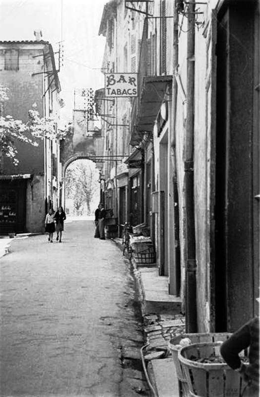 Carte postale ancienne Apt rue Saint-Pierre et la porte de Saignon