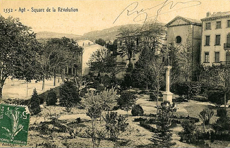 Carte postale ancienne Apt Square de la Révolution sur le boulevard national