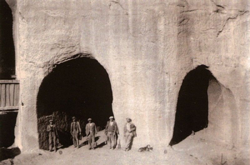 Carte postale ancienne Ouvriers ocriers à l'entrée de la mine. de Broux à Gargas