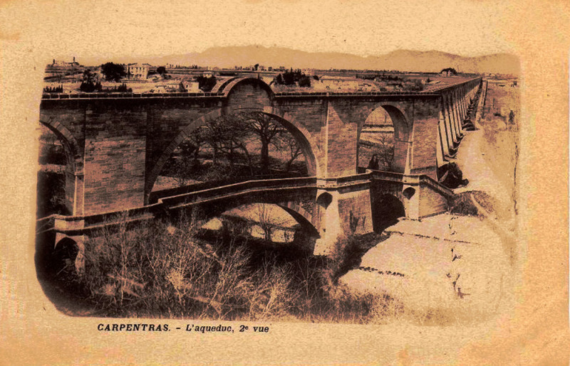 Carte postale ancienne Carpentras Aqueduc et Mas de l'Eléphant