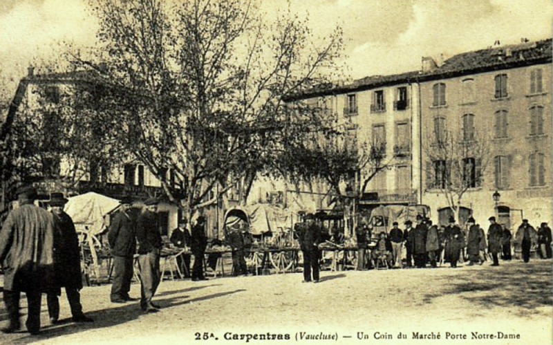 Carte postale ancienne Carpentras Marche Porte Notre-Dame