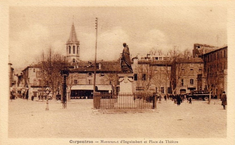 Carte postale ancienne Carpentras place du Théâtre et statue d'Inguimbert