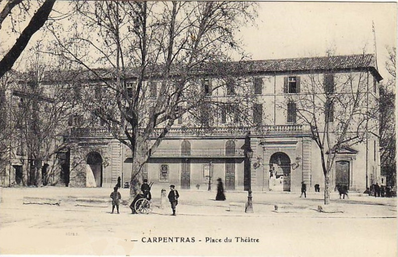 Carte postale ancienne Carpentras Place du Théâtre