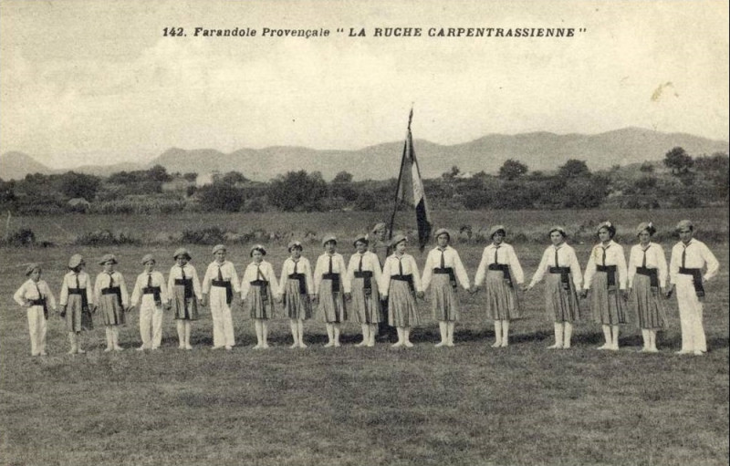 Carte postale ancienne Farandole provençale La ruche carpentrassienne