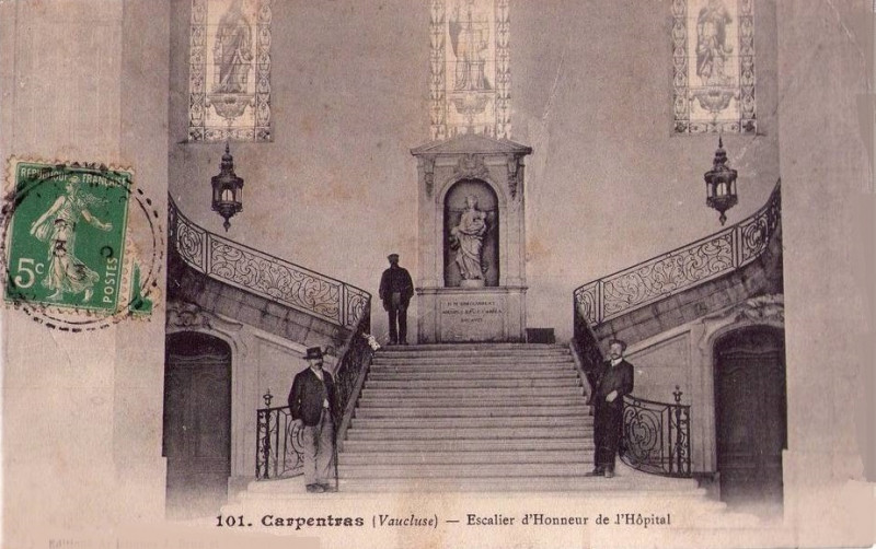 Carte postale ancienne Hôtel-Dieu Carpentras escalier d'honneur