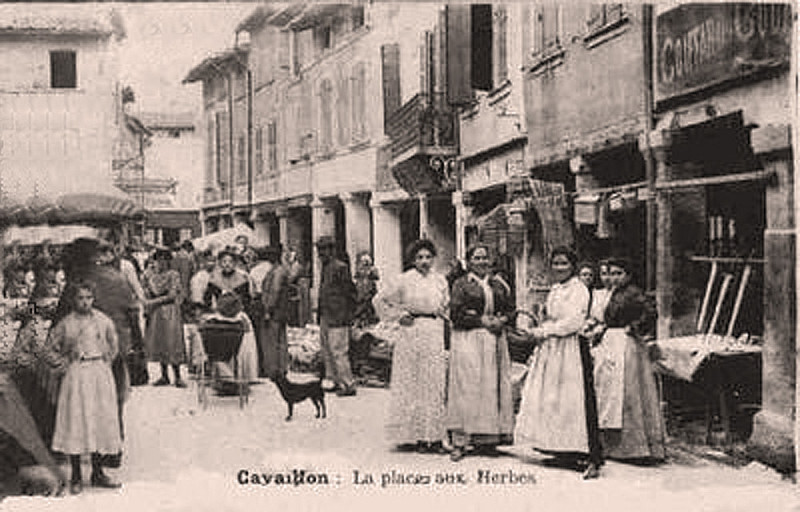 Carte postale ancienne Cavaillon le marché de la Place aux herbes