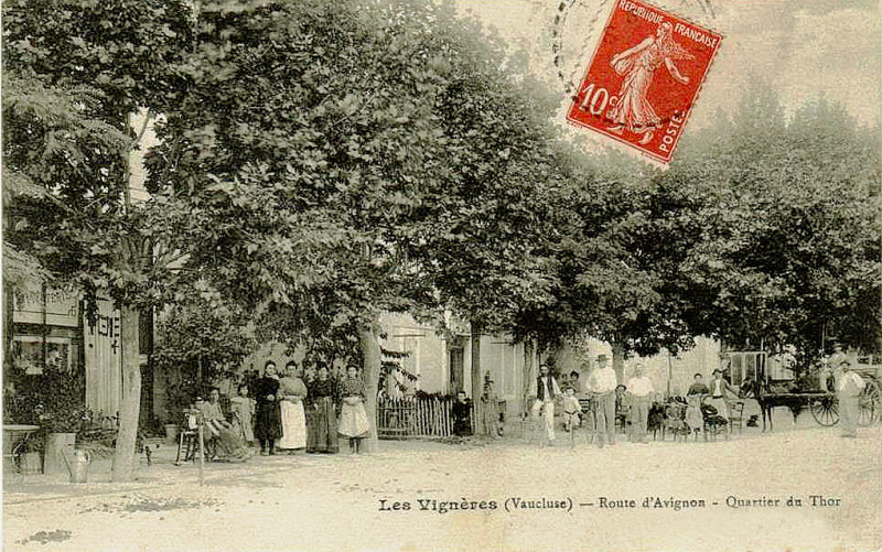 Carte postale ancienne Les Vignières route d'Avignon quartier du Thor