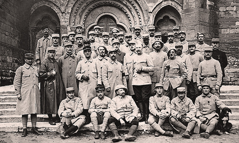 Carte postale ancienne Valréas 5ème section d'élèves officiers composée d'artilleurs et de fantassins, le 5 avril 1916