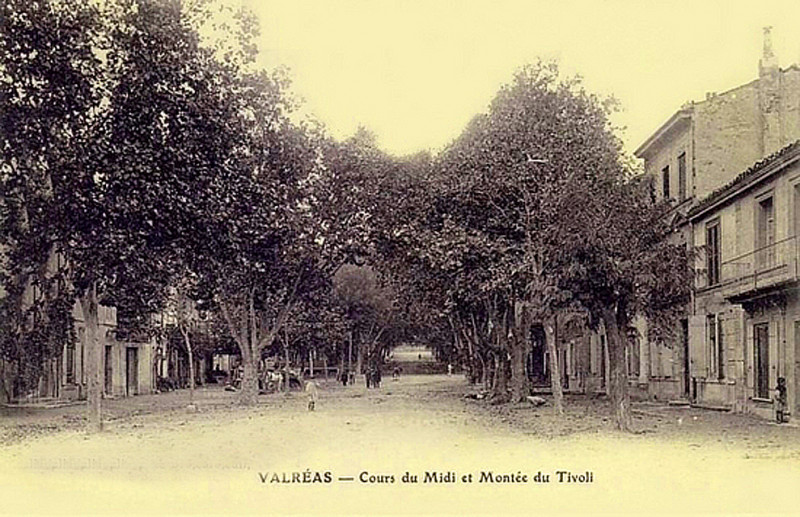 Carte postale ancienne Valréas Cours du Midi et montée de Tivoli