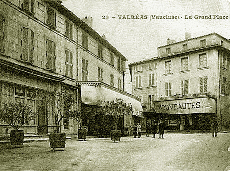 Carte postale ancienne Valréas la grand place