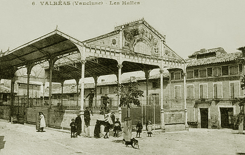 Carte postale ancienne Valréas Les Halles