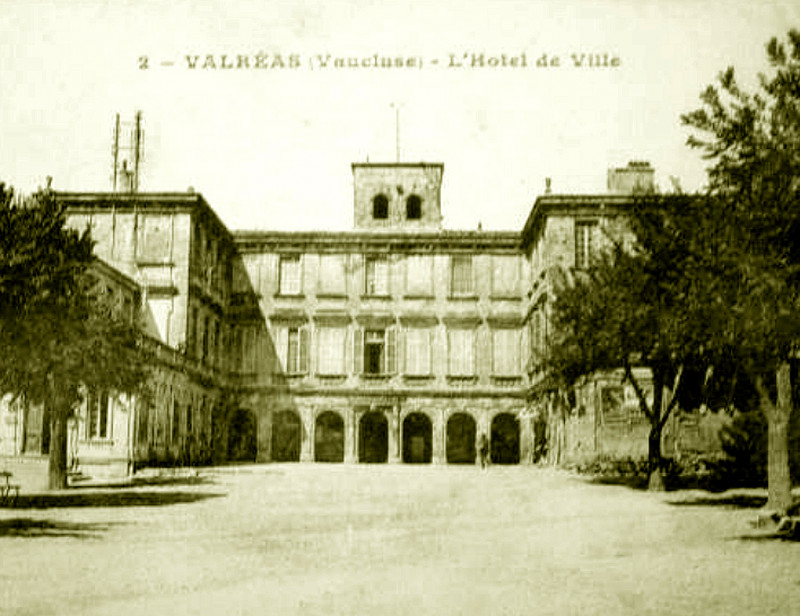 Carte postale ancienne Valréas Mairie Hôtel de Simiane