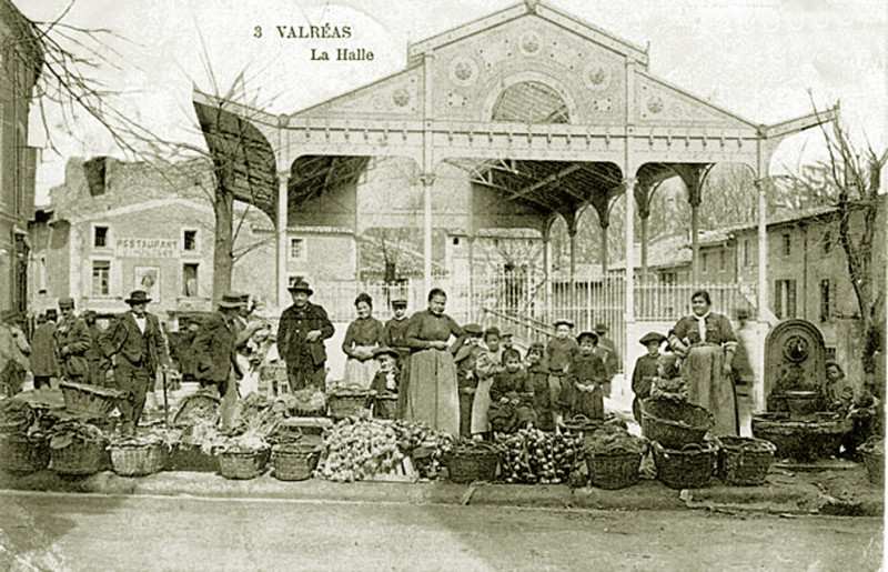 Carte postale ancienne Valréas Marché à la Halle
