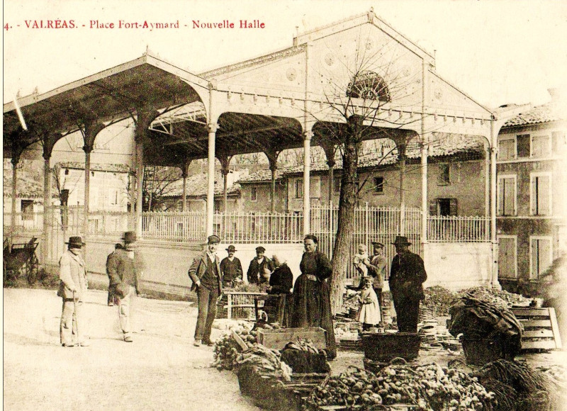 Carte postale ancienne Valréas Nouvelles halles