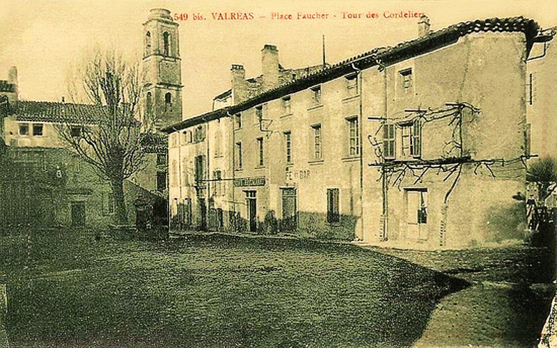 Carte postale ancienne Valréas Place Faucher et tour des Cordeliers