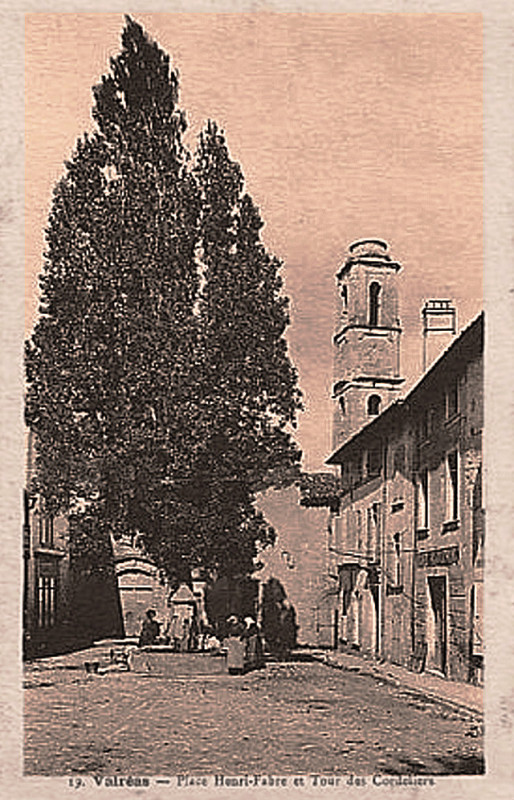 Carte postale ancienne Valréas Place Henri Fabre et tour des Cordeliers