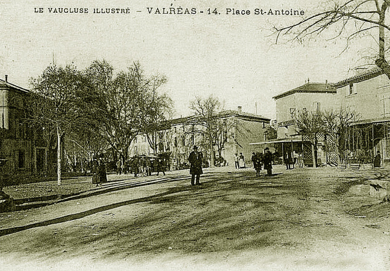 Carte postale ancienne Valréas Place Saint-Antoine