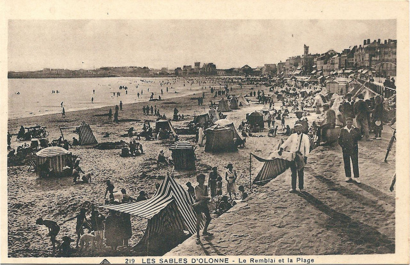 Carte postale ancienne Les Sables-d'Olonne-Fr-85-remblai & plage-2