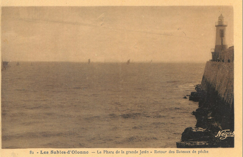 Carte postale ancienne Sables-d'Olonne - Phare jetee