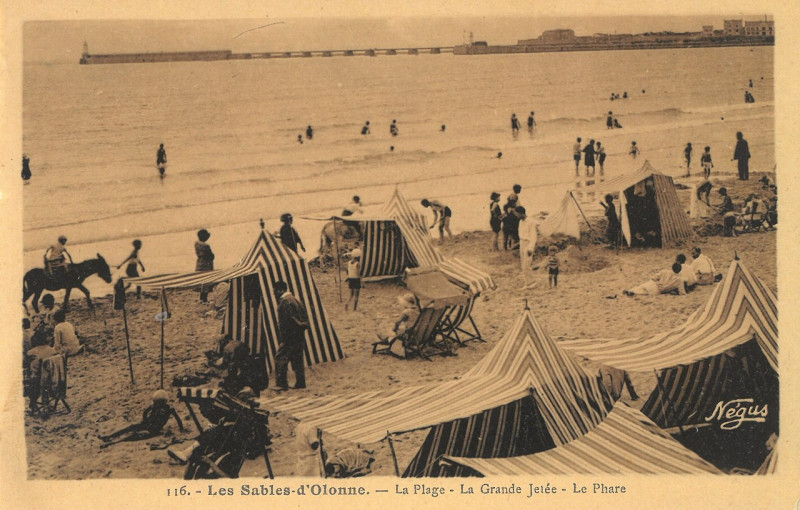 Carte postale ancienne Sables-d'Olonne - Plage jetee